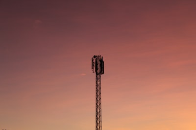 塔的轮廓在日落
